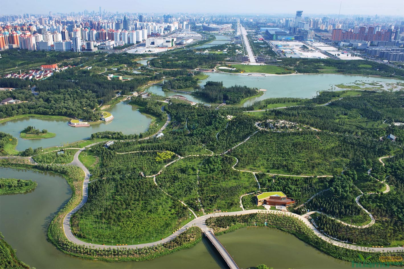 根据《海绵城市建设技术指南》,海绵城市建设要以城市建筑、小区、道路、绿地与广场等建设为载体。比如让城市屋顶绿起来,绿色屋顶在滞留雨水的同时还起到节能减排、缓解热岛效应的功效,而国家政策的推动,也必将引来新一轮的屋顶绿化风。早在今年十月初上海市新修订生效的《上海市绿化条例》主要内容之一,就是对上海市立体绿化建设提出一些强制性要求,其中明确:上海市新建公共建筑以及改建、扩建中心城内既有公共建筑的,应当对高度不超过50米的平屋顶实施绿化。屋顶绿化能够增加雨水的调蓄作用,此外结合到下沉绿地,包括绿化广场